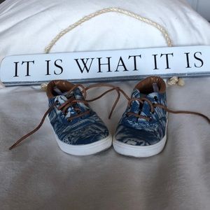 Old Navy canvas shoes! Size 6 - great condition!